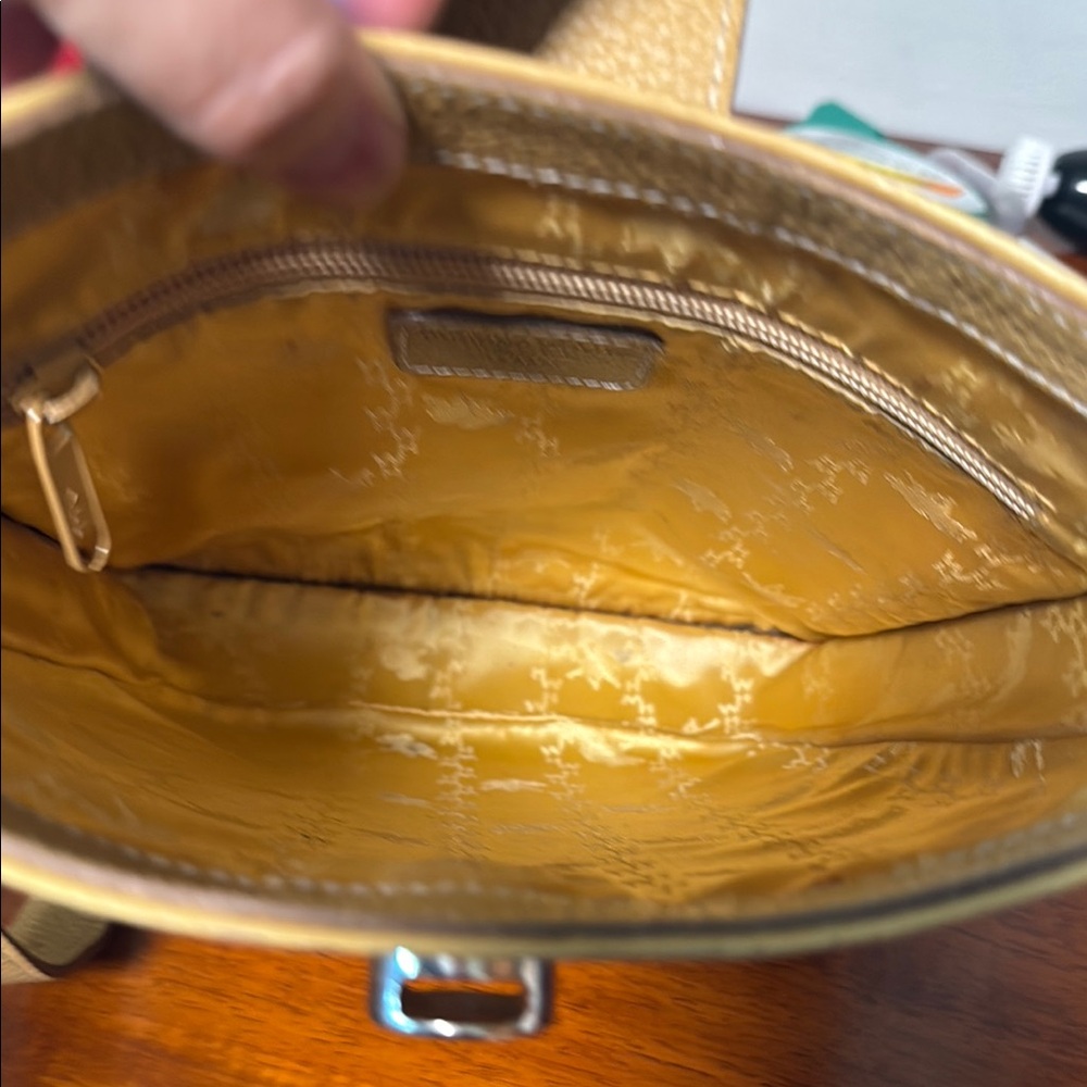 Hunting World Tan Leather Shoulder Bag - Picture 10 of 12